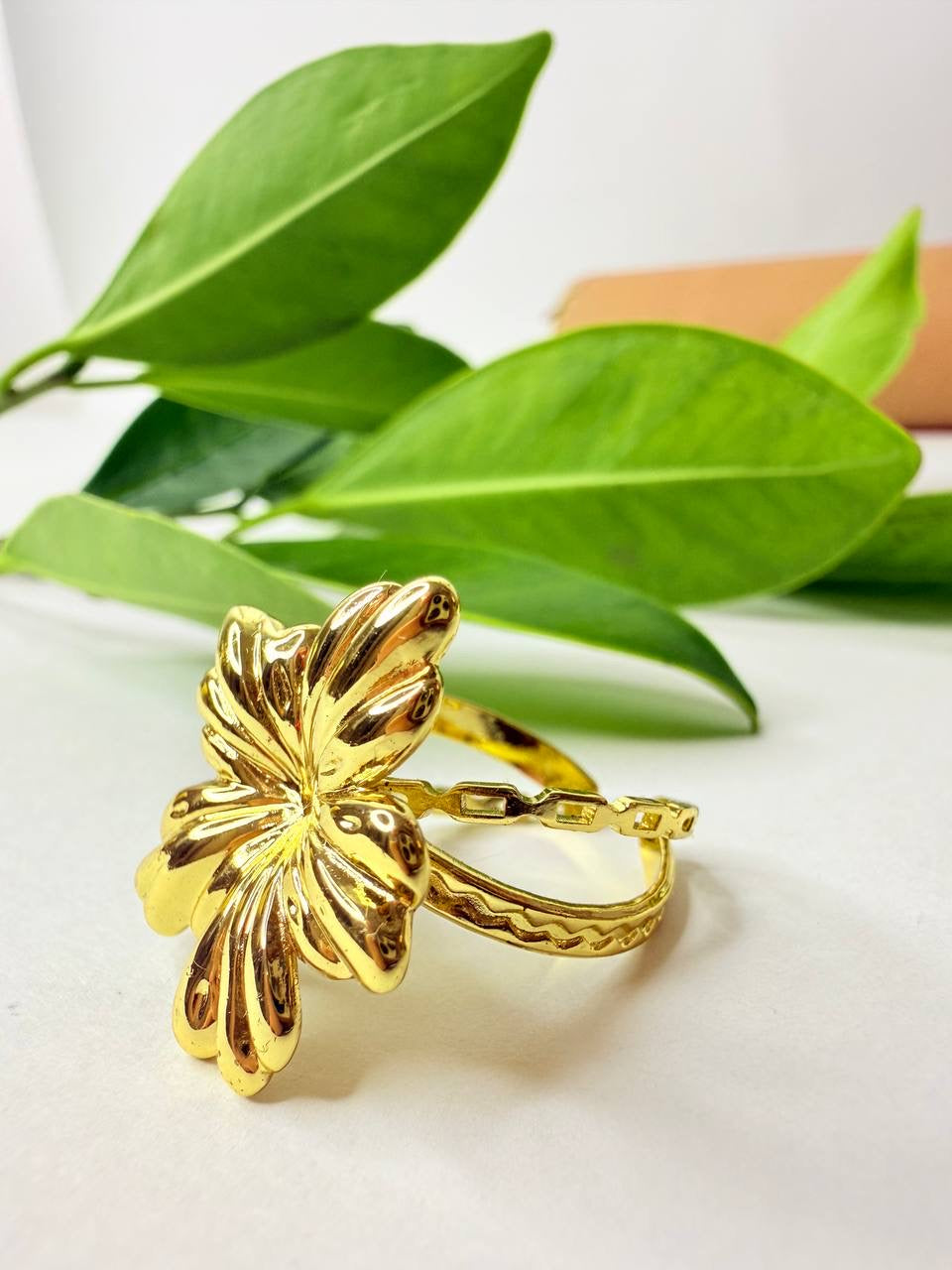 Golden Flower Ring – A Touch of Nature and Femininity ✨🌸