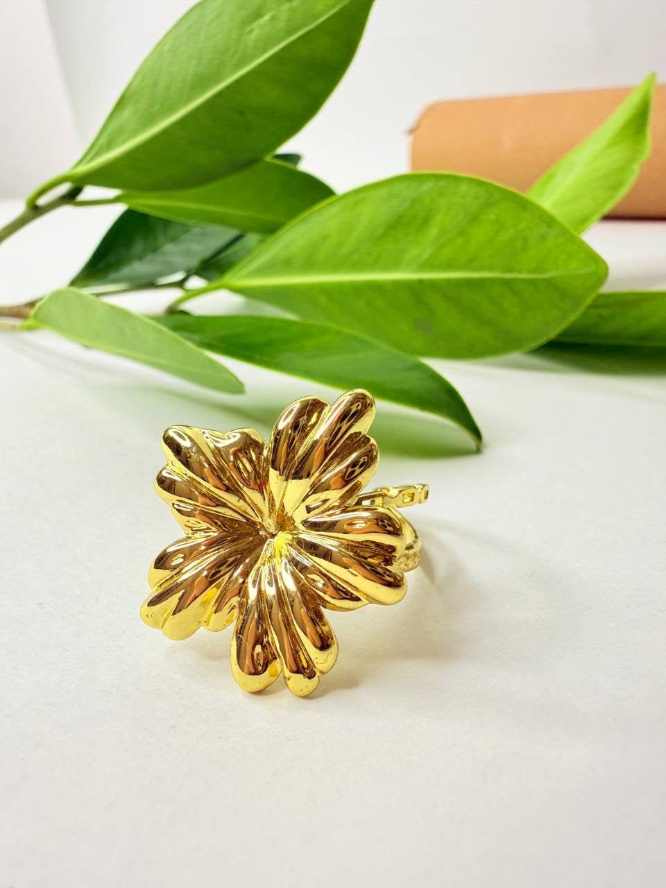 Golden Flower Ring – A Touch of Nature and Femininity ✨🌸