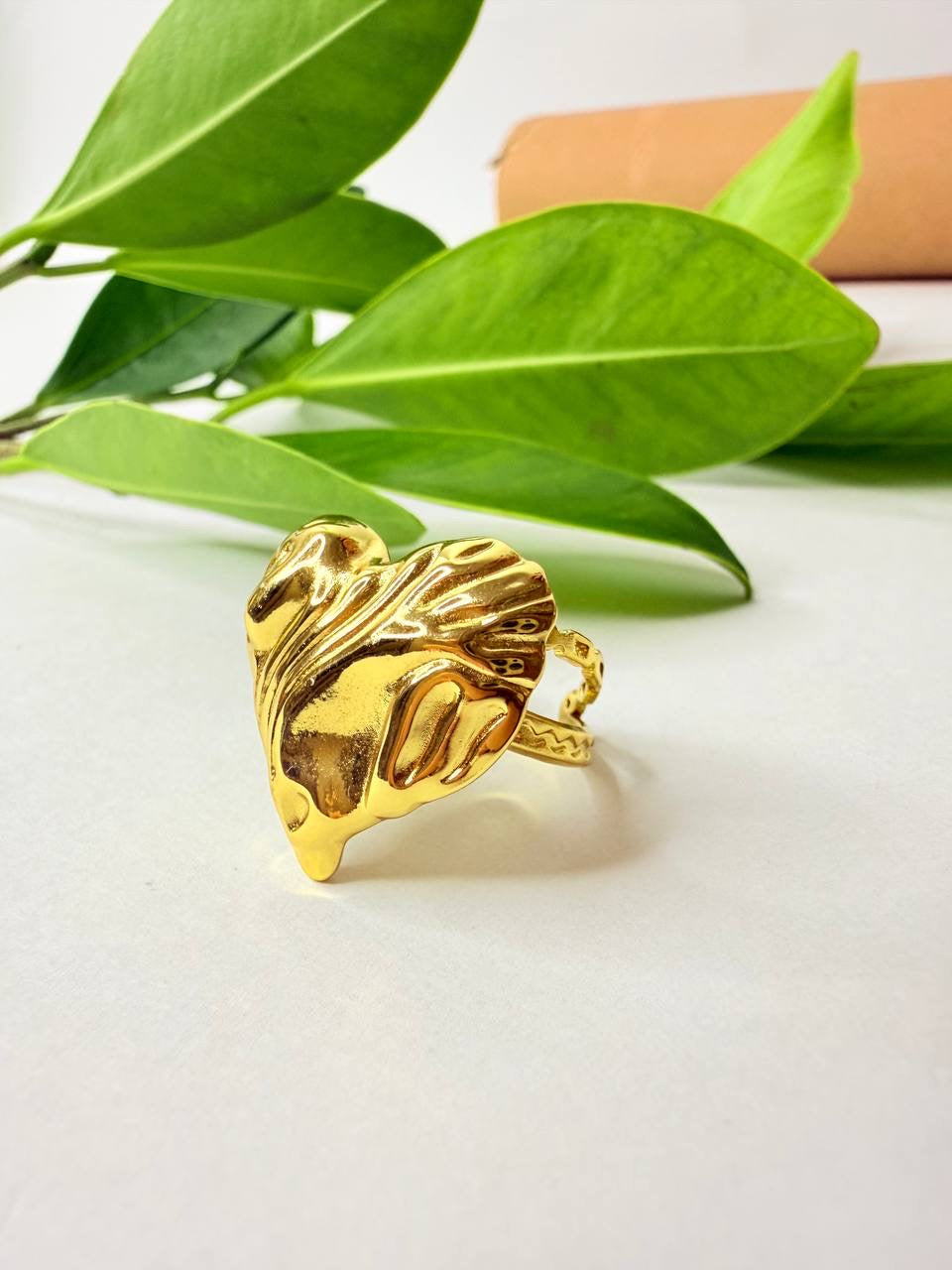 Golden Heart Ring – A Symbol of Elegance and Luxury 💛✨