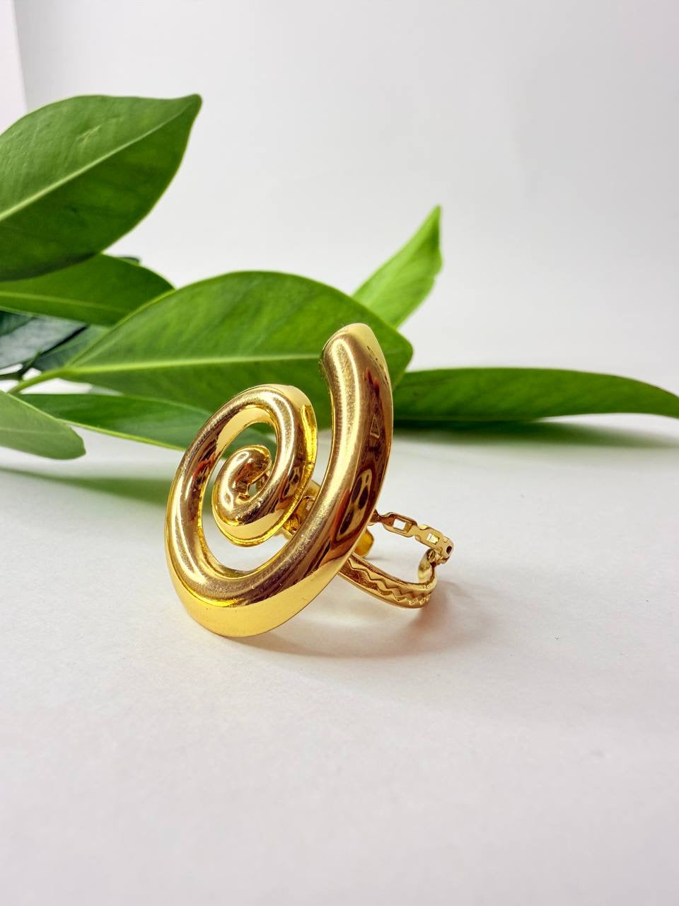 Golden Swirl Ring – Boldness and Elegance in an Exceptional Design ✨💛