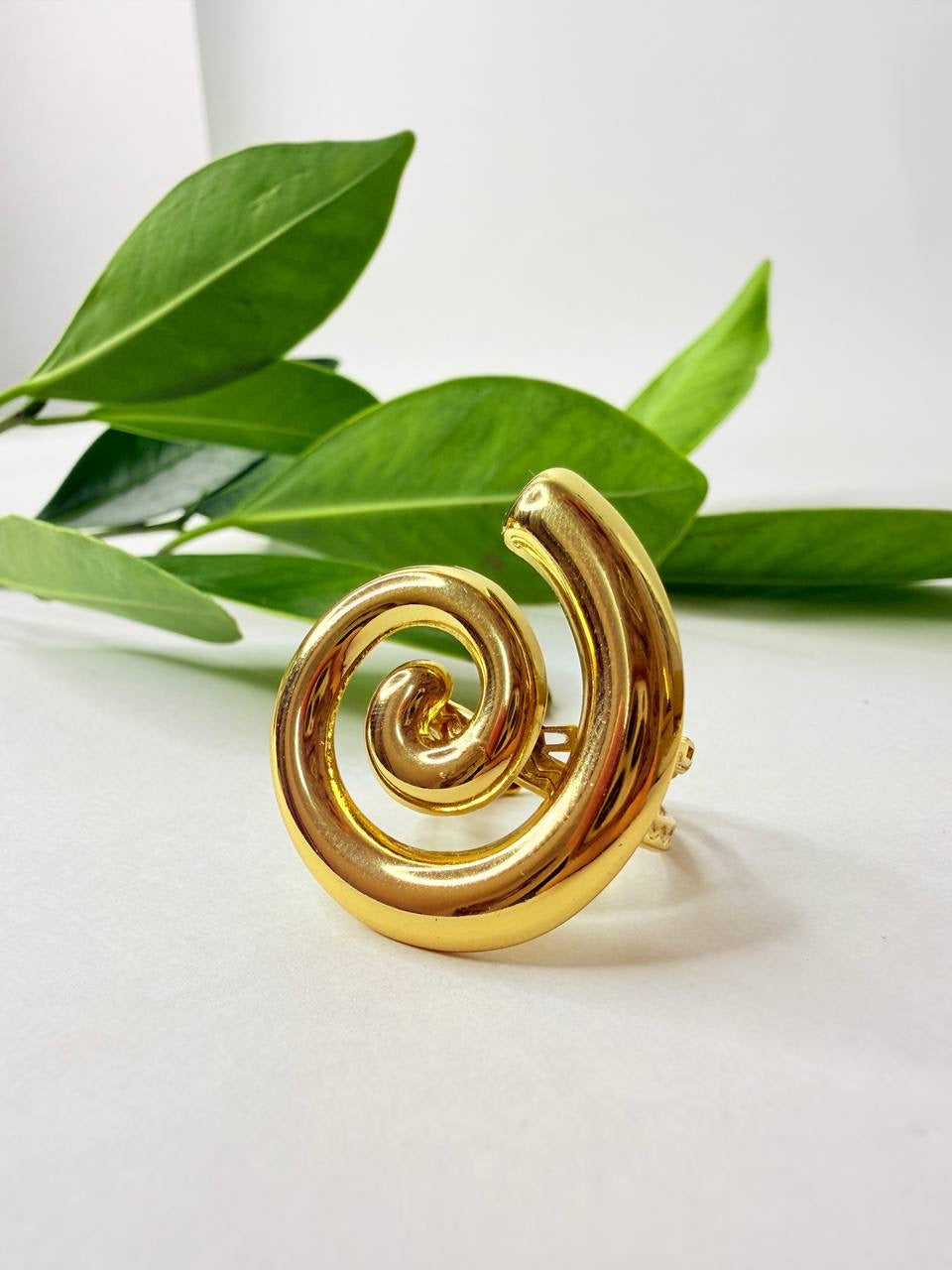 Golden Swirl Ring – Boldness and Elegance in an Exceptional Design ✨💛