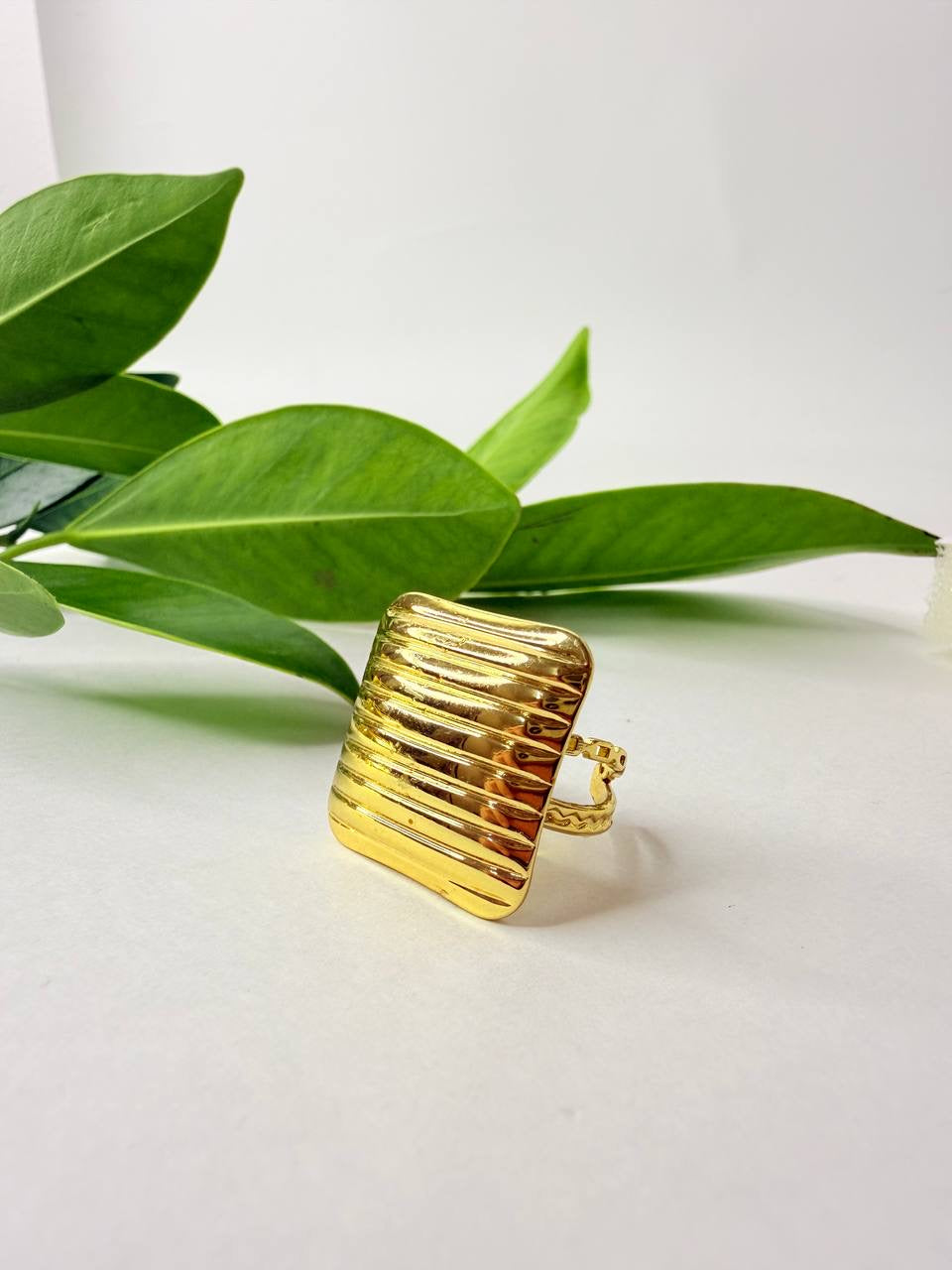 Golden Luxury Ring – A Modern and Elegant Design ✨💛