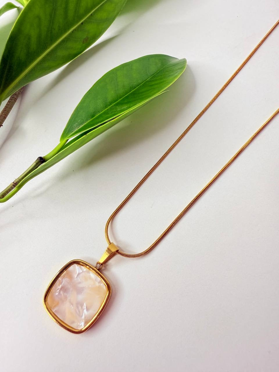 Luxurious Golden Stone Necklace ✨💛