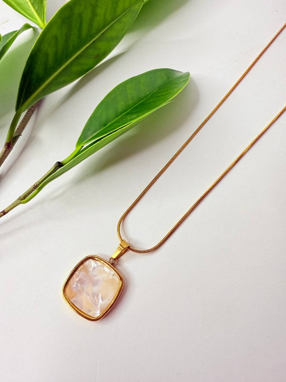 Luxurious Golden Stone Necklace ✨💛