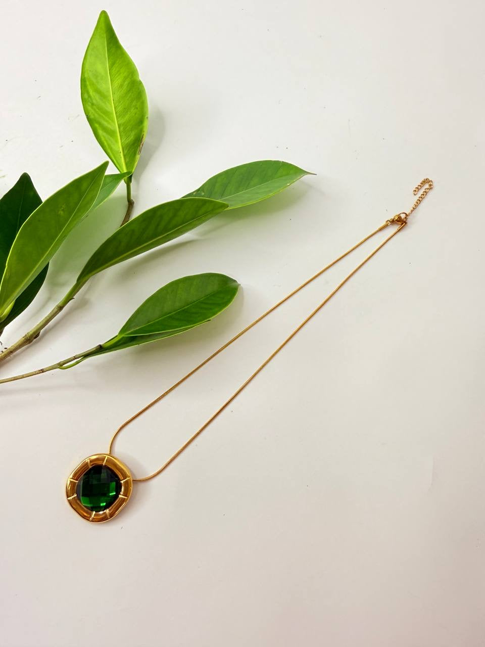 Elegant Necklace with a Luxurious Emerald Stone 💚✨