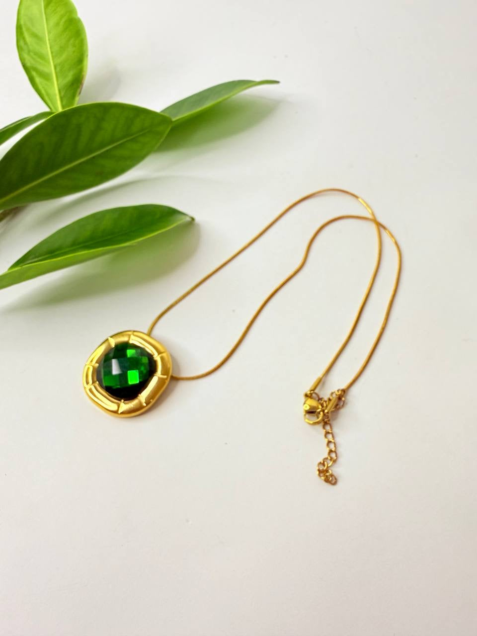 Elegant Necklace with a Luxurious Emerald Stone 💚✨