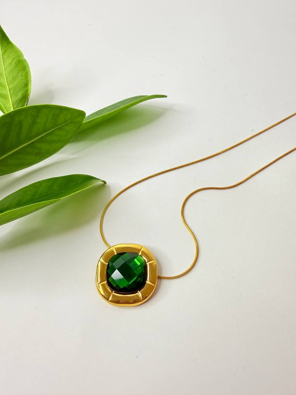 Elegant Necklace with a Luxurious Emerald Stone 💚✨