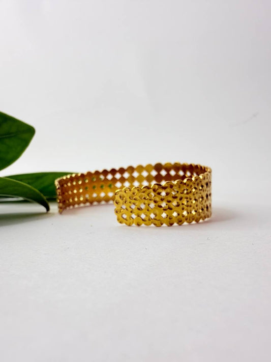 Elegant Gold Bracelet with a Luxurious Mesh Design ✨💛