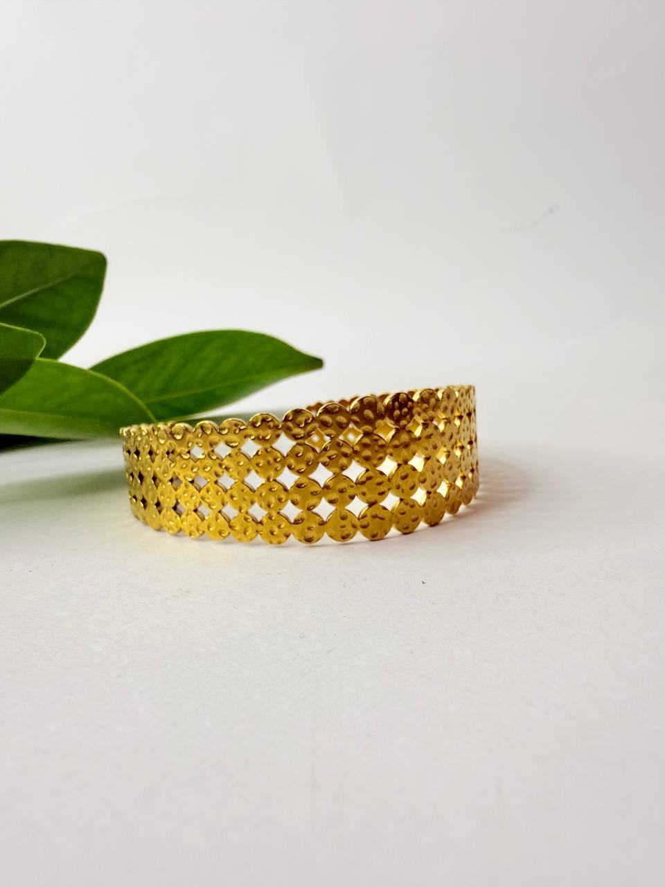 Elegant Gold Bracelet with a Luxurious Mesh Design ✨💛