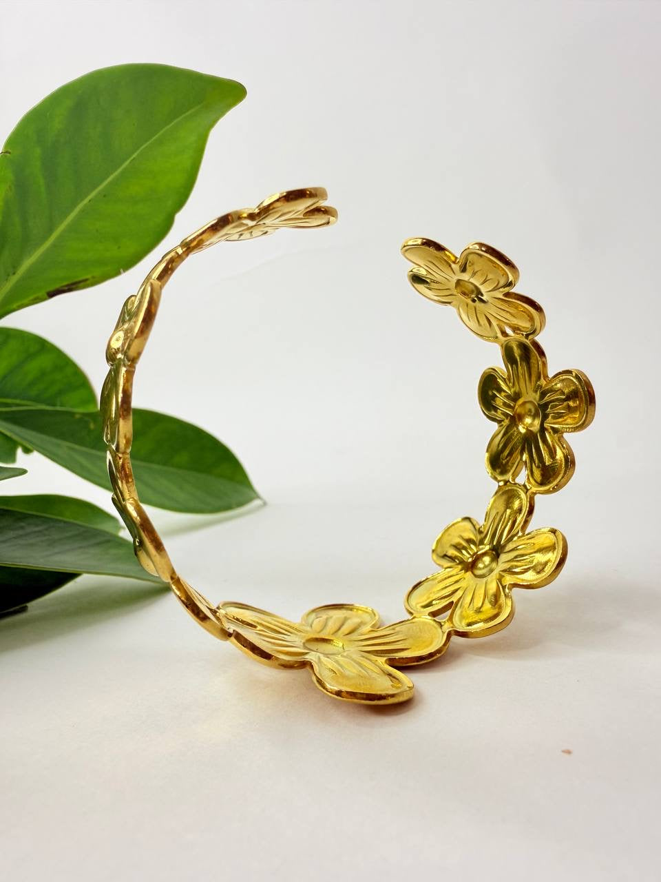 Elegant Bracelet with a Golden Leaf Design ✨🍃