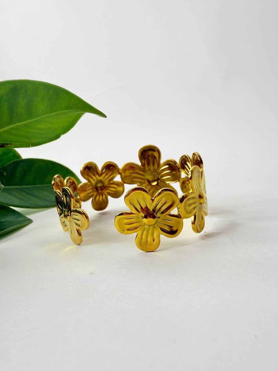 Luxury Golden Flower Bracelet 🌸✨